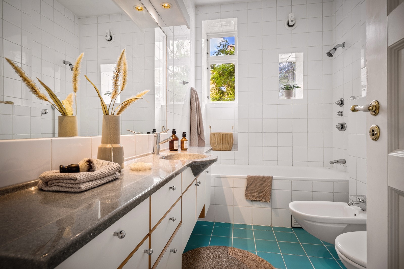 Lyst og pent bad med luftig takhøyde. Galleribilde