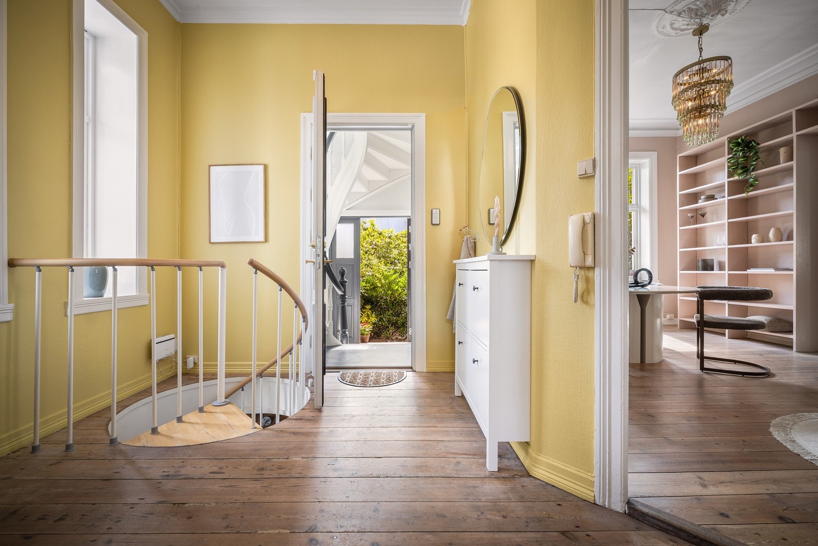 Velkommen inn fra hagen. Galleribilde