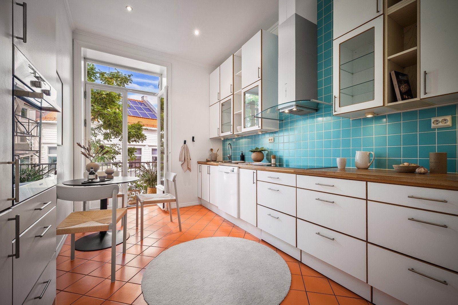 Pent kjøkken i tråd med resten av leiligheten. Galleribilde