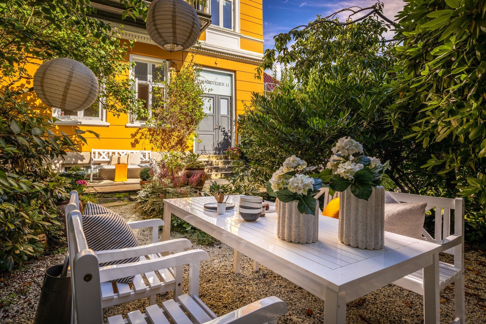 Felles hage med koselig spisebord og mulighet for å trekke seg tilbake etter en travel dag. Galleribilde