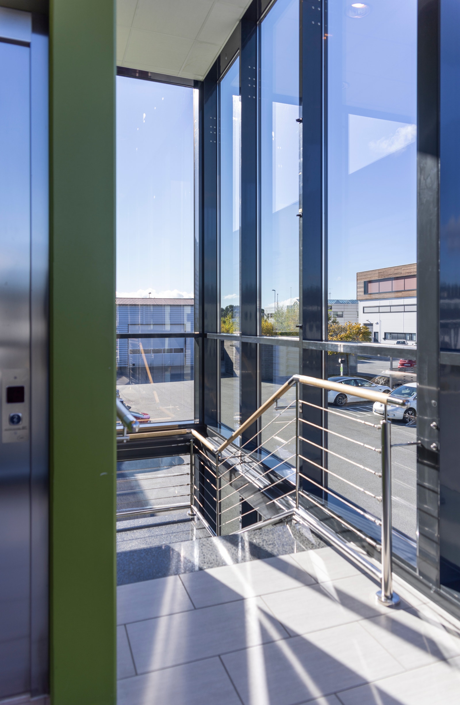 Trapperom med heis Galleribilde