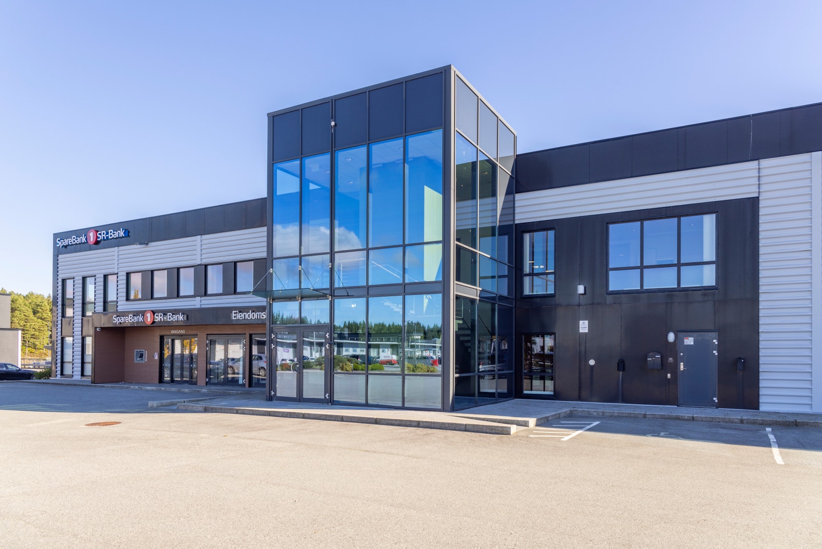 Kontorenes inngangsparti / fasade Galleribilde