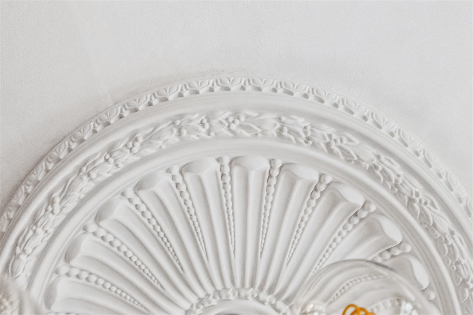 Leiligheten er preget av vakre klassiske detaljer som stukkatur og rosett. Galleribilde