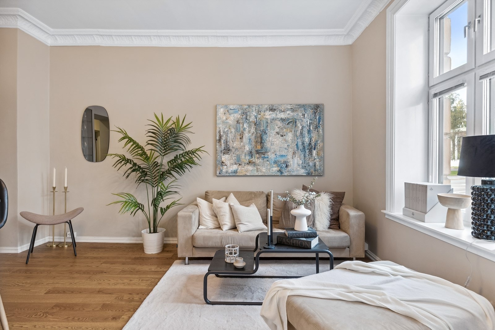 Her er det gode innredningsmuligheter med soner for sofagruppe, TV og spisebord. Galleribilde