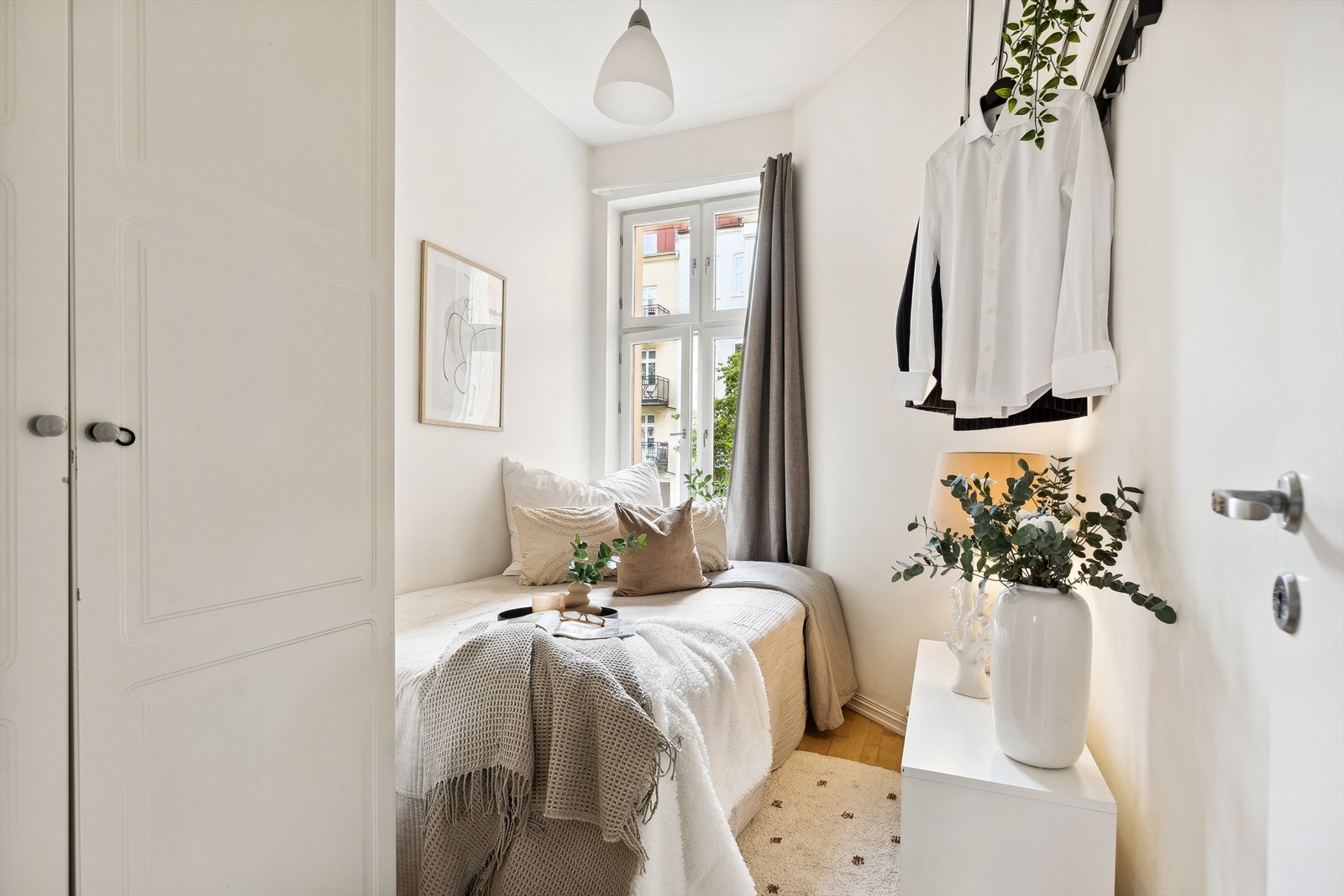 To soverom vendt mot rolig og frodig bakgård. Galleribilde