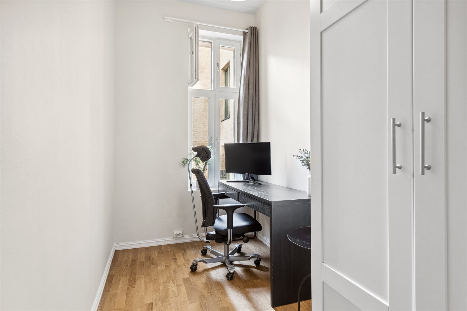 Soverom vendt mot bakgård. Rommet kan brukes som kontor, gjesterom eller barnerom etter ønske. Galleribilde