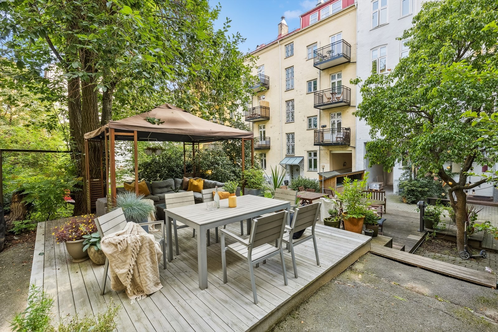 Direkte tilgang, i bakgården til platting med tilhørende sittegruppe for hyggelige sammenkomster. Galleribilde