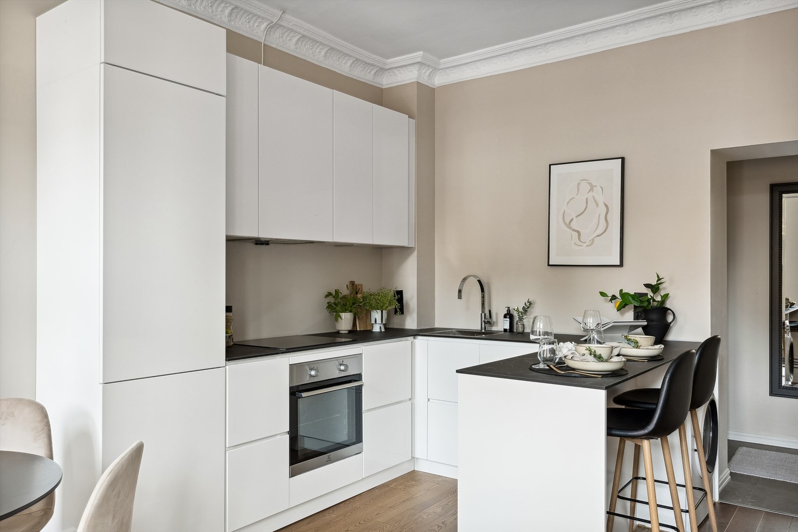 Opplegg for vaskemaskin på siden, samt automatisk vannstopper og komfyrvakt er montert. Galleribilde