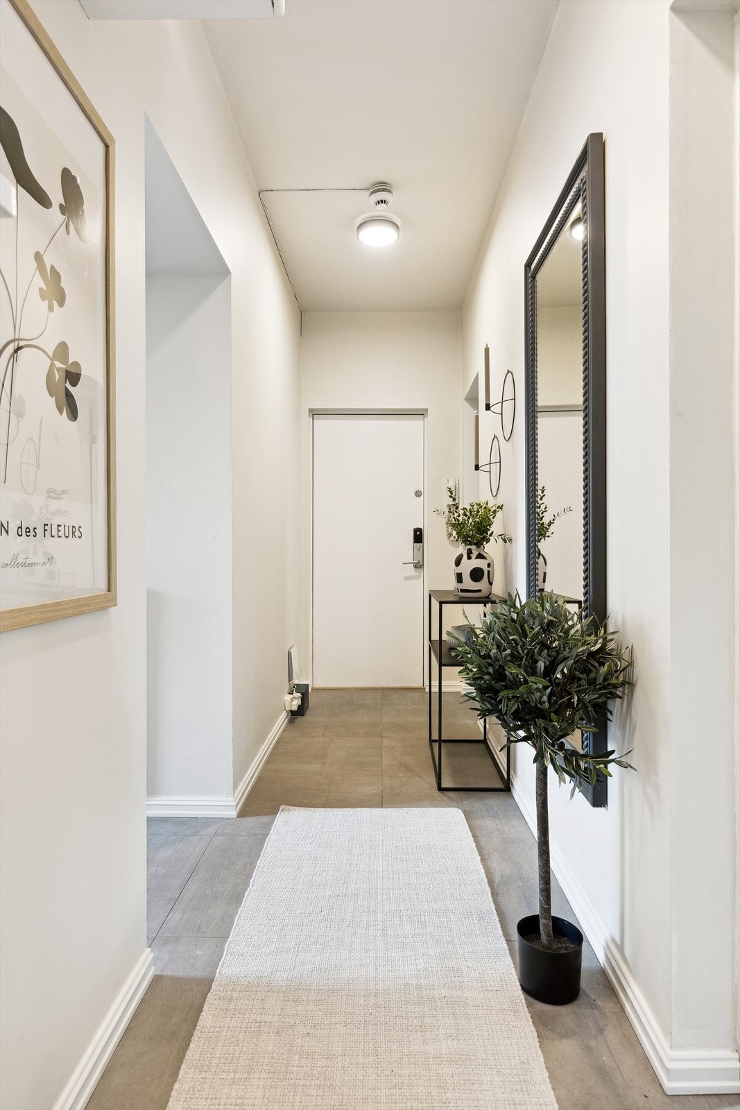 Hyggelig inngangsparti med fliser på gulv og varmekabler under. Galleribilde