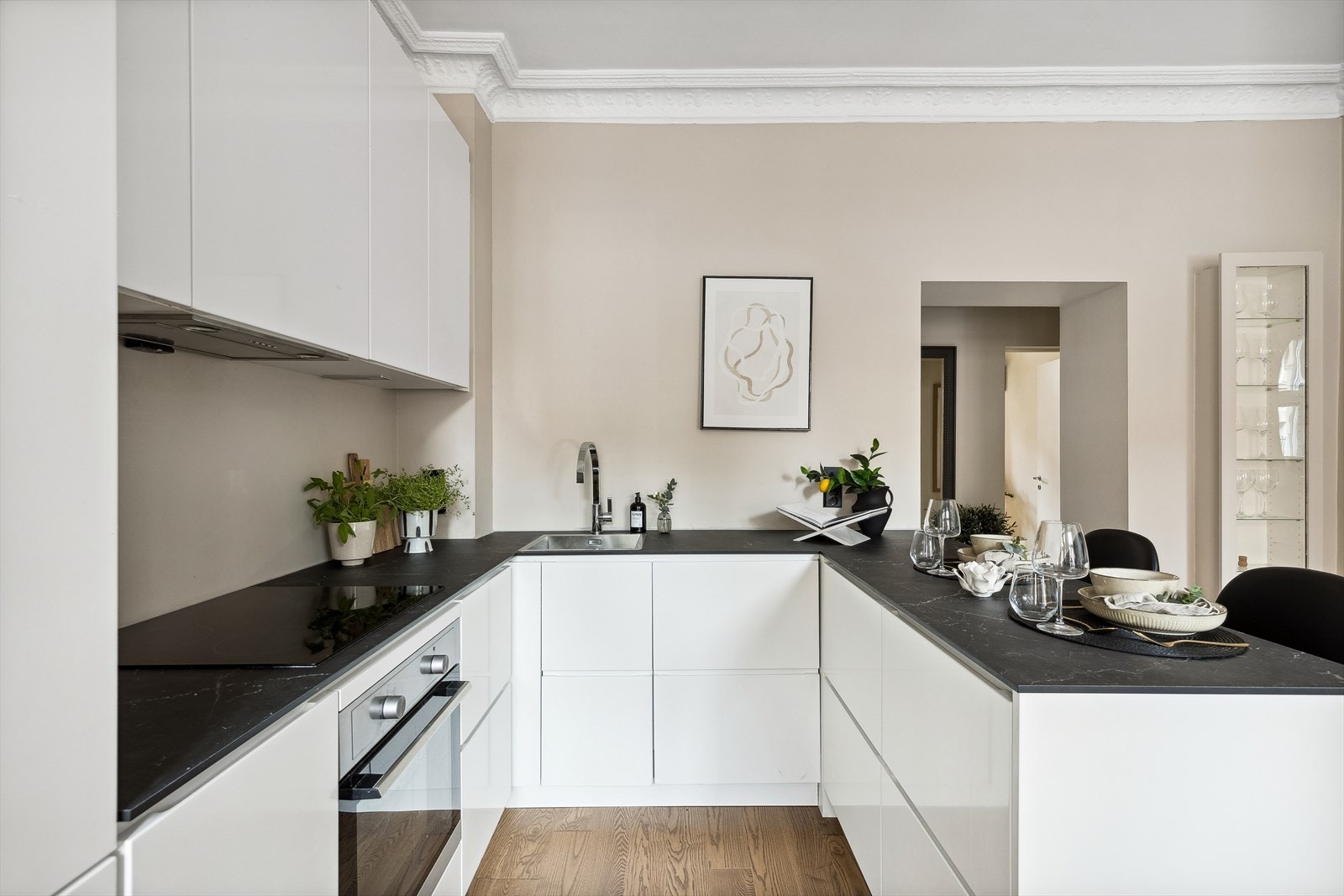 Kjøkkenet er levert av KVIK. Et godt arbeidskjøkken med rikelig benkeplass og generøs oppbevaringsplass i skap og skuffer. Galleribilde