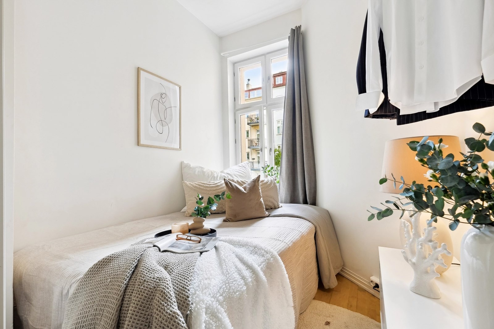 Hovedsoverommet ligger rolig til mot bakgården. Galleribilde