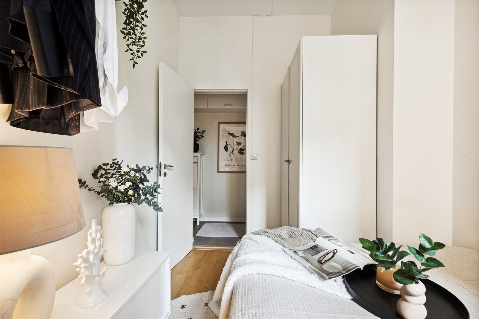 Plass til dobbeltseng, samt kommode og skap. Vegghengt løsning for oppheng av div. klær. Galleribilde