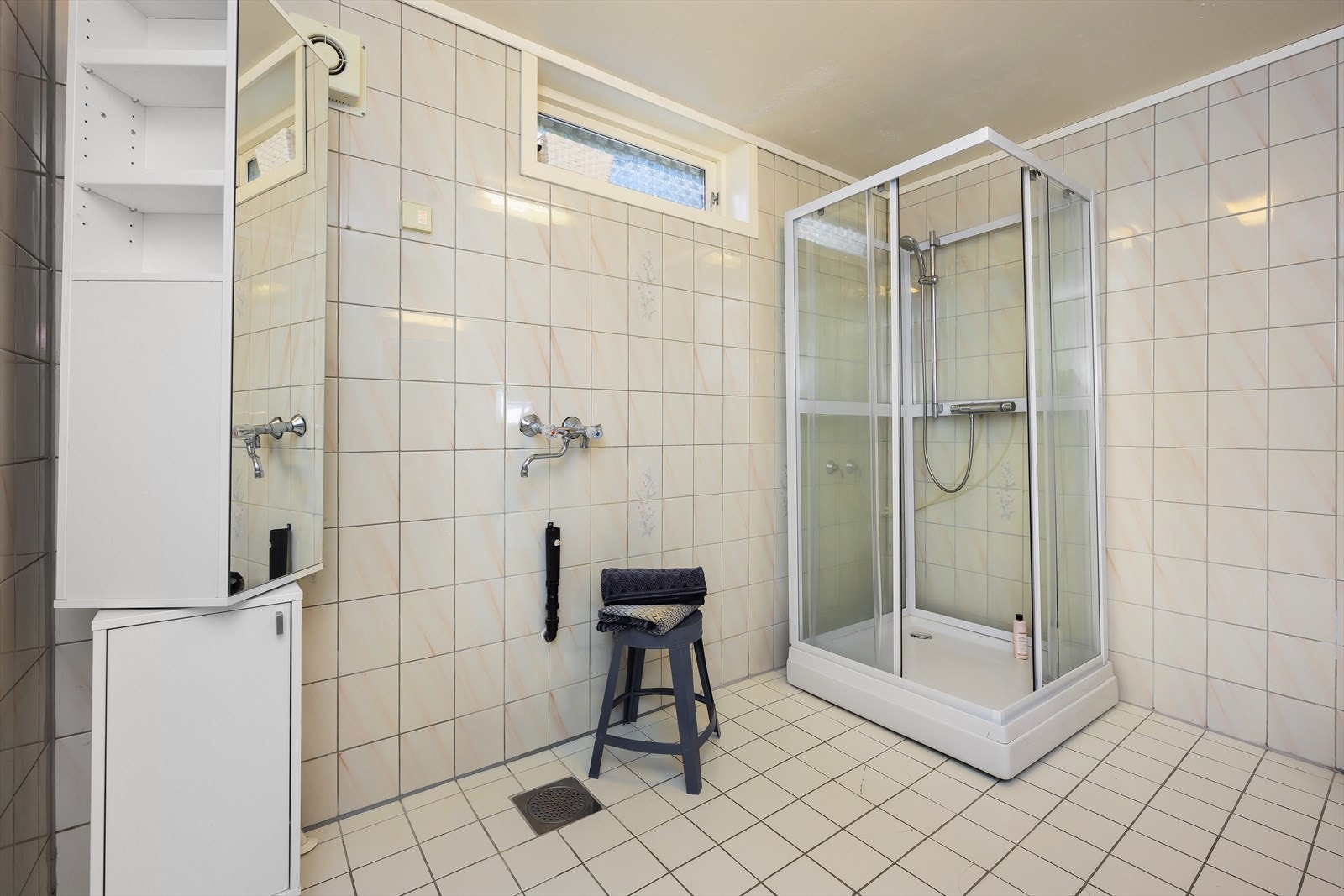 Varmekabler i gulvet på det helflisede badet. Galleribilde
