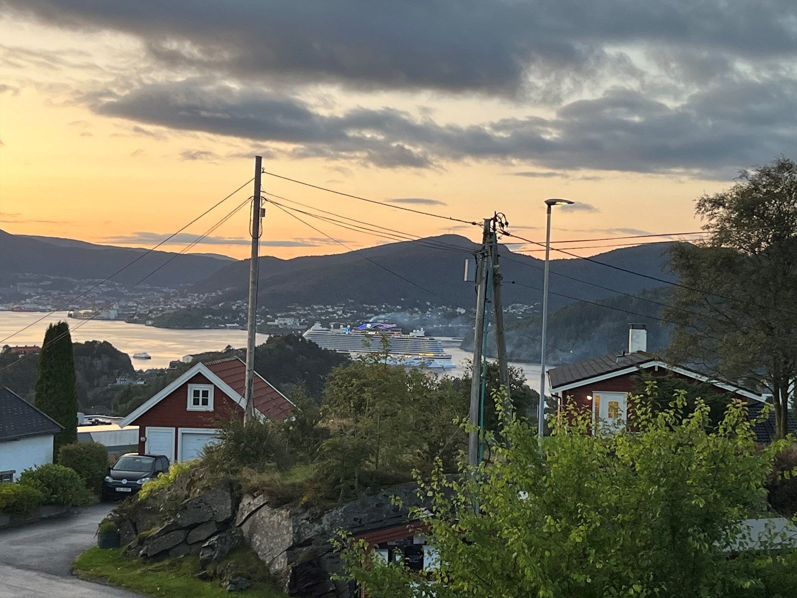 Morgenkaffen nytes når cruisebåtene seiler inn Byfjorden. Galleribilde