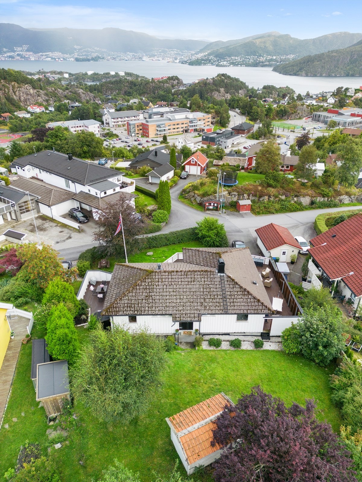Oversiktsbilde. Kleppestø Barneskole til høyre på bildet. Galleribilde