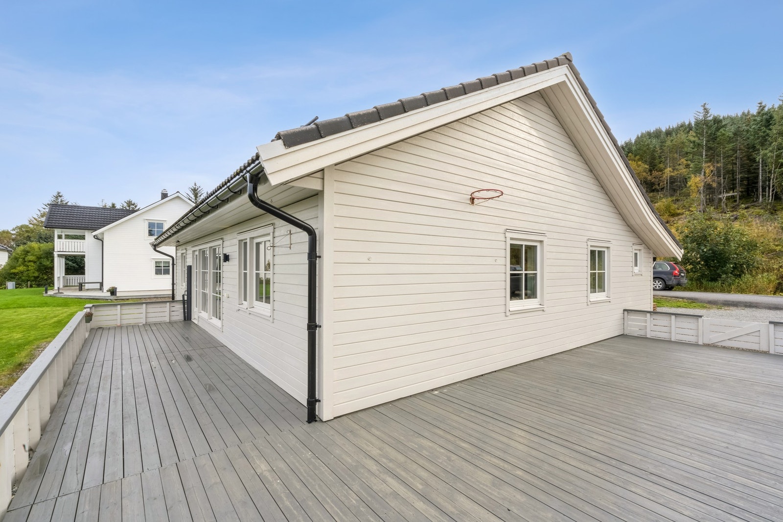 Massevis av plass til både familie og gjester på terrassen ute Galleribilde
