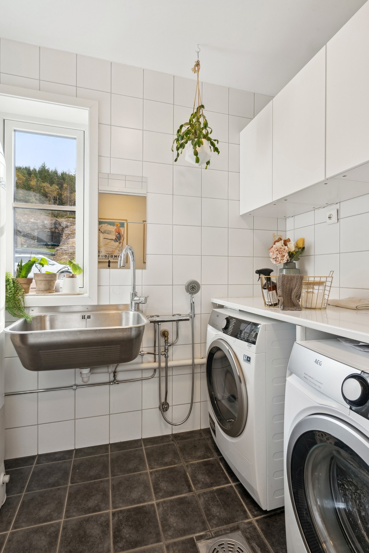 Vegg i vegg med badet finner du også eget vaskerom Galleribilde