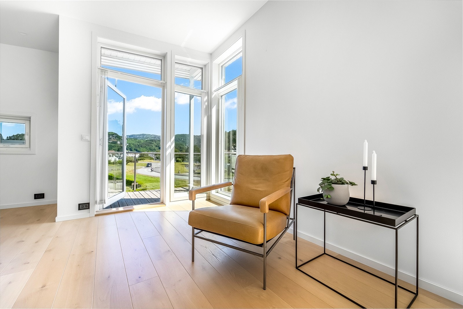 Stuen har utgang til veranda i front. Galleribilde