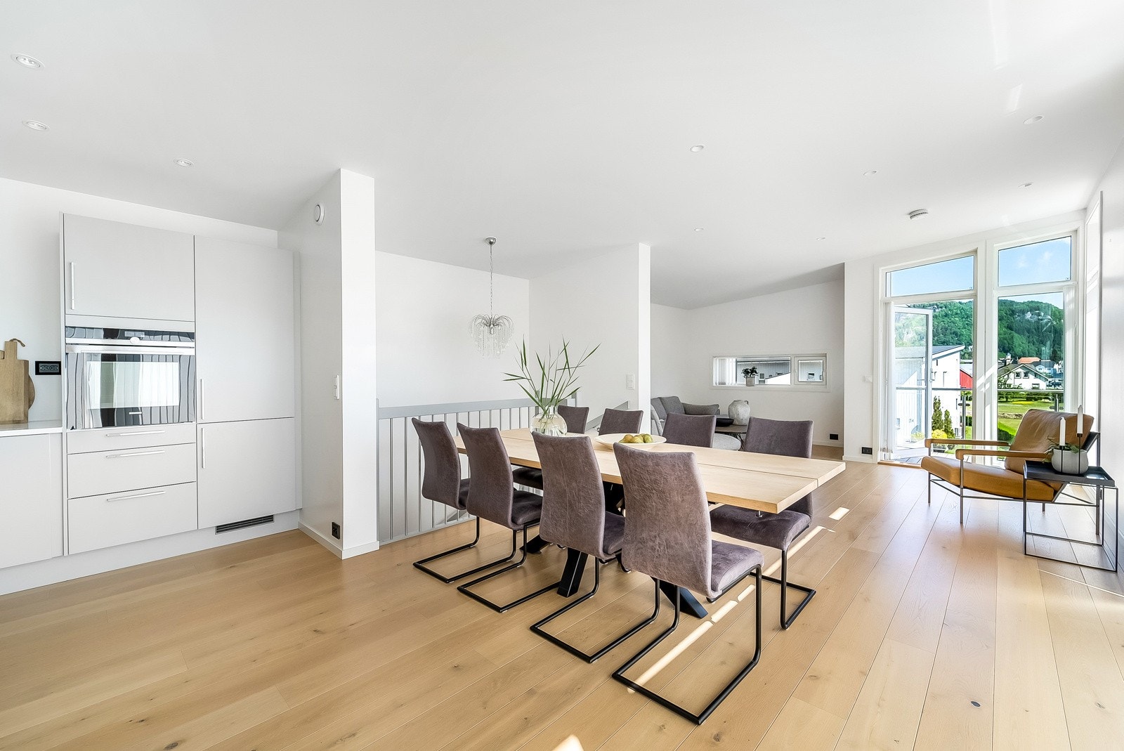 Stuen har en åpen kjøkkenløsning med god plass til spisebord. Galleribilde