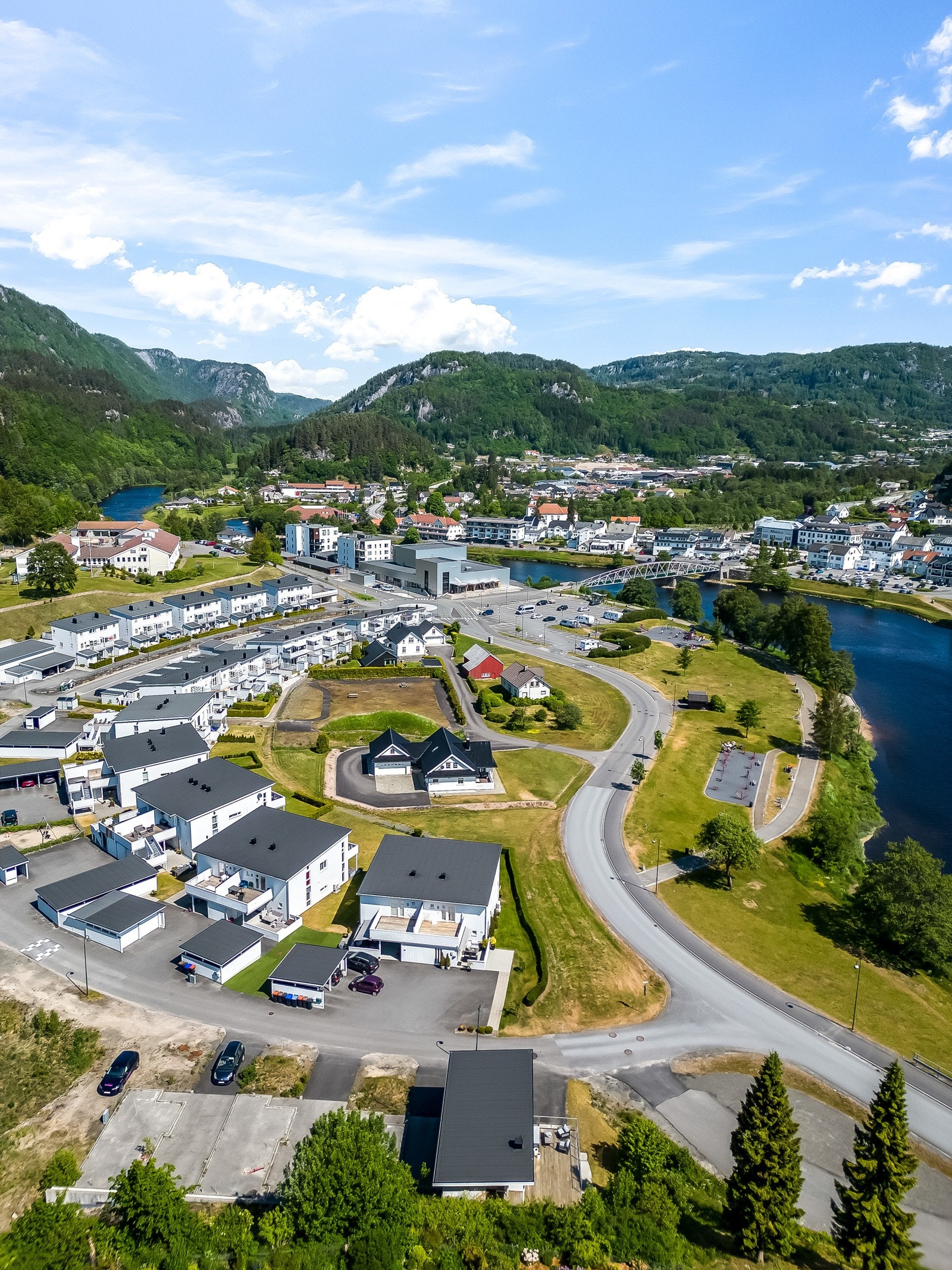 Sentral beliggenhet med gangavstand til sentrum, Kvinbadet, Kvinaparken, samt barnehager og skoler. Galleribilde