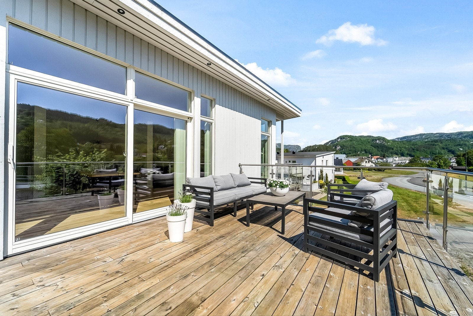 Veranda med utgang fra stue/kjøkken. Galleribilde