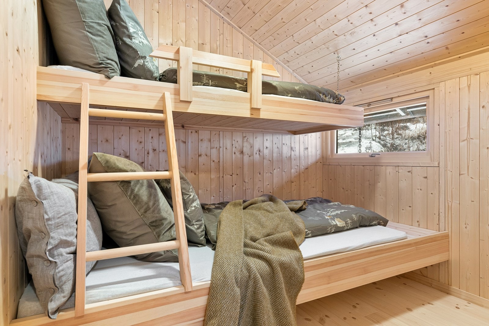 På to av soverommene er det stedbygde senger fra Hedda Galleribilde