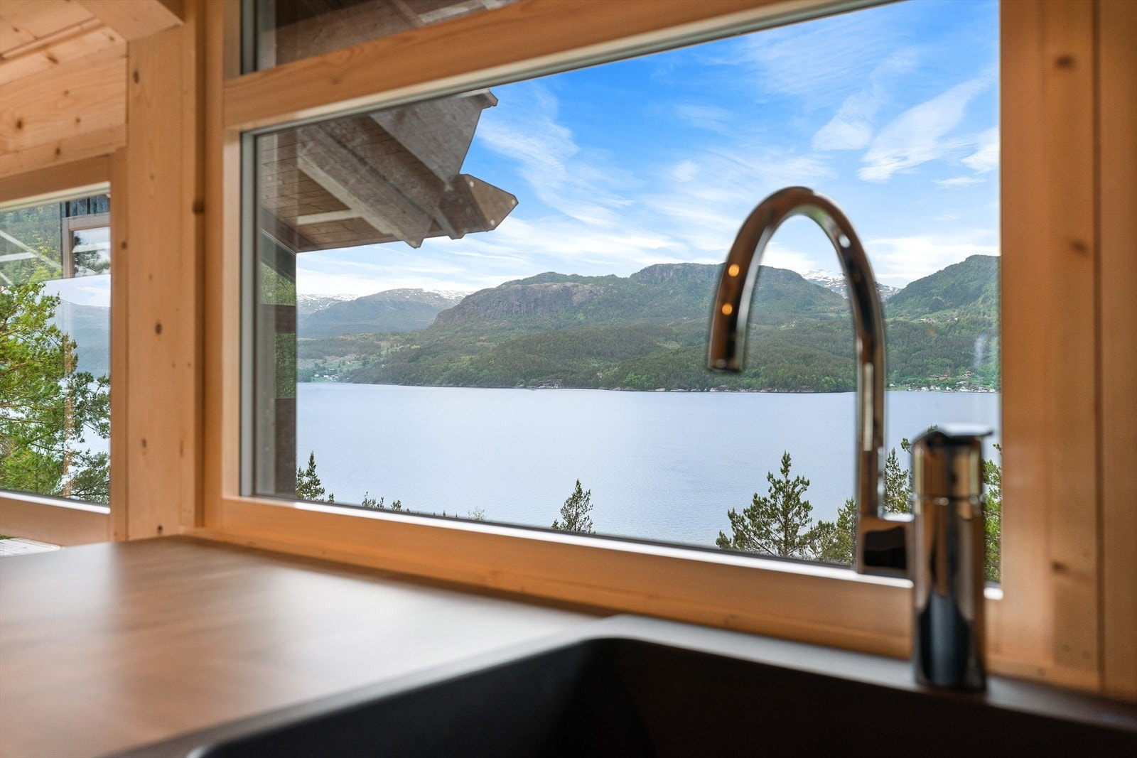 Fin utsikt mot fjord og fjell Galleribilde