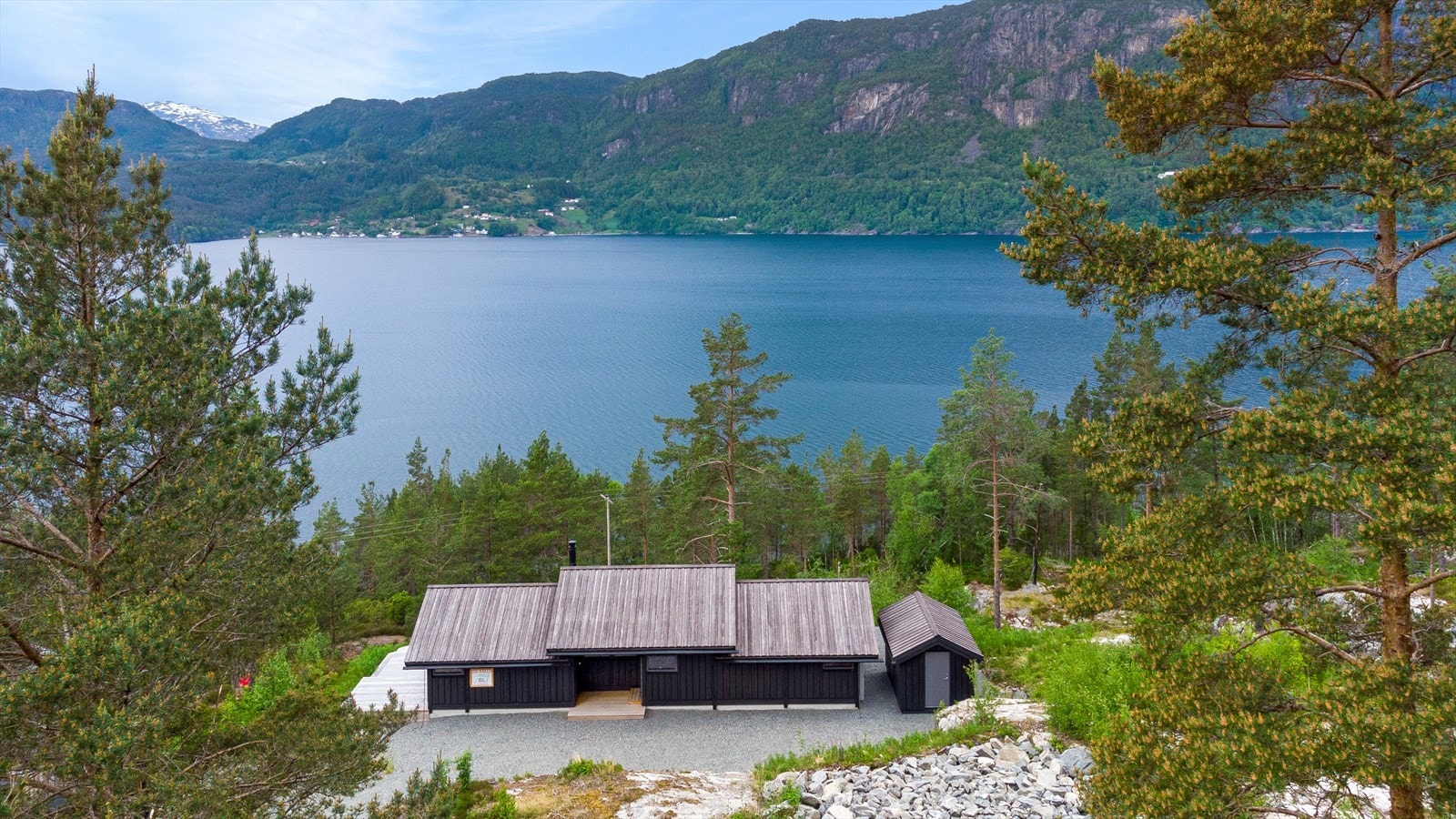 Vikeneset - Flott, gjennomtenkt Hedda hytte i nydelig naturlandskap. Herlig utsikt og nærhet til fjord og fjell. Galleribilde