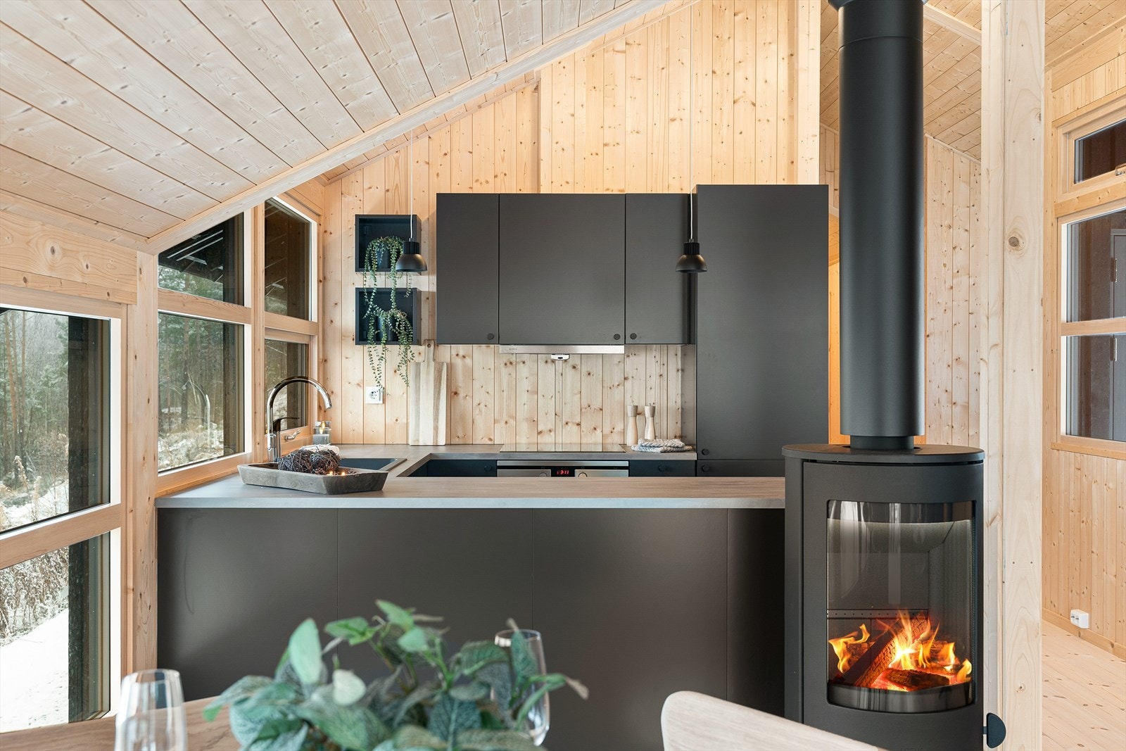 Delikat kjøkken i sort utførelse. Integrerte hvitevarer medfølger. Galleribilde