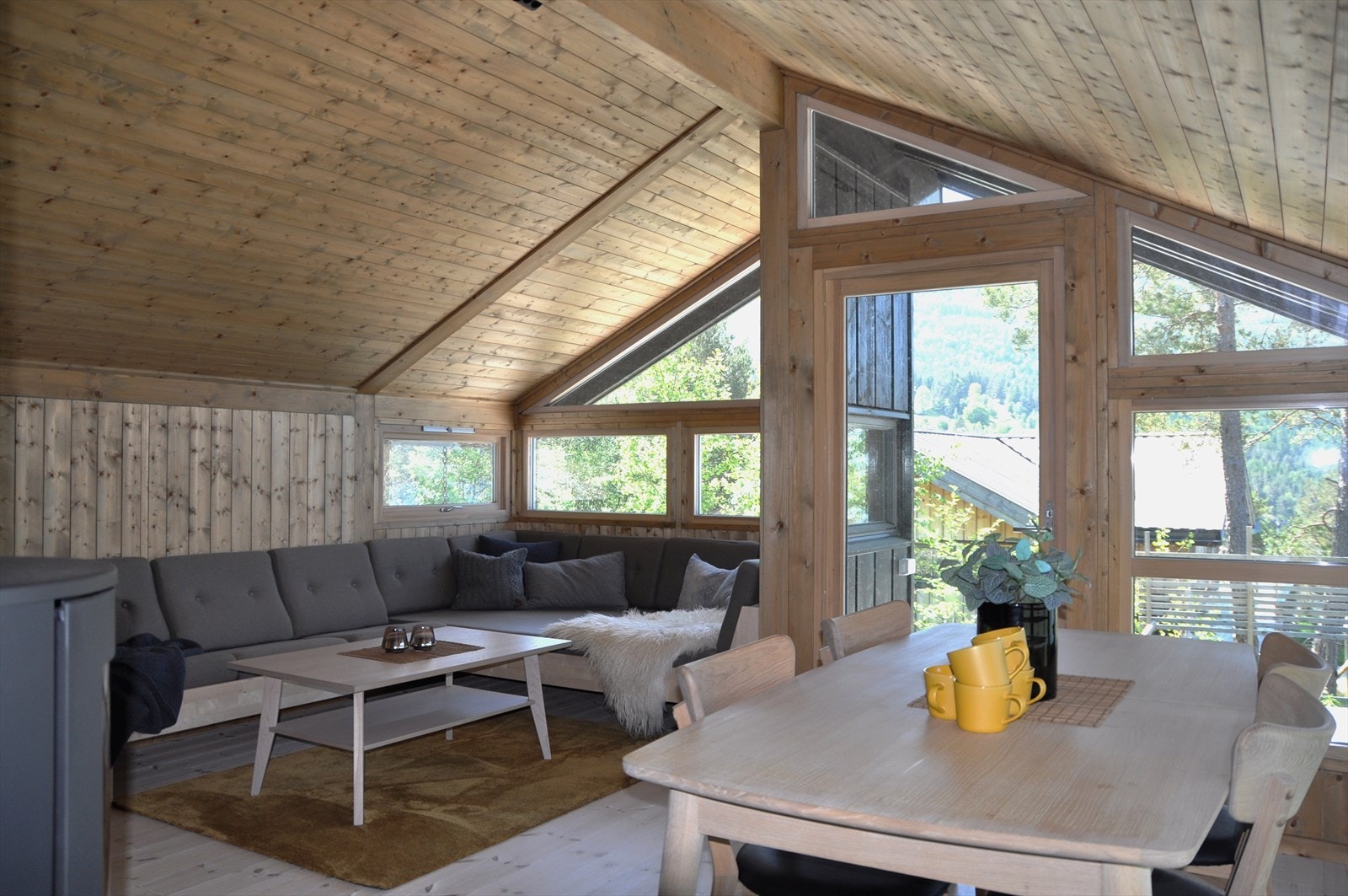 Stuen er beiset i fargen Drivved. Hedda hytters klassiske, stedbygde sofa/karnappsofa med puter medfølger handelen. Galleribilde