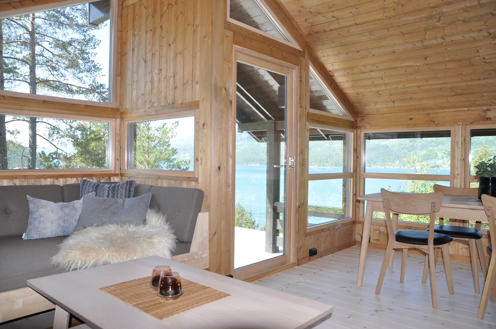 Hytten er innvendig beiset i lekre, tidsriktge farger (Drivved). Galleribilde