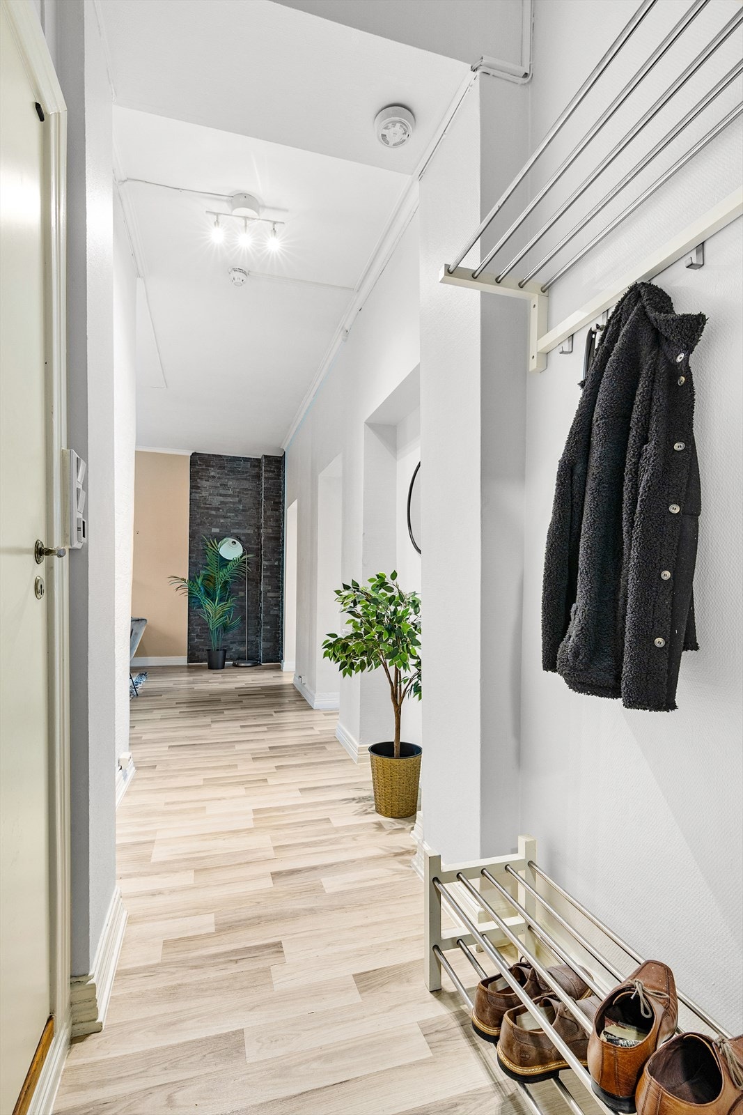 I entréen er det god plass til å henge fra seg yttertøy før man går videre inn i leiligheten. Galleribilde
