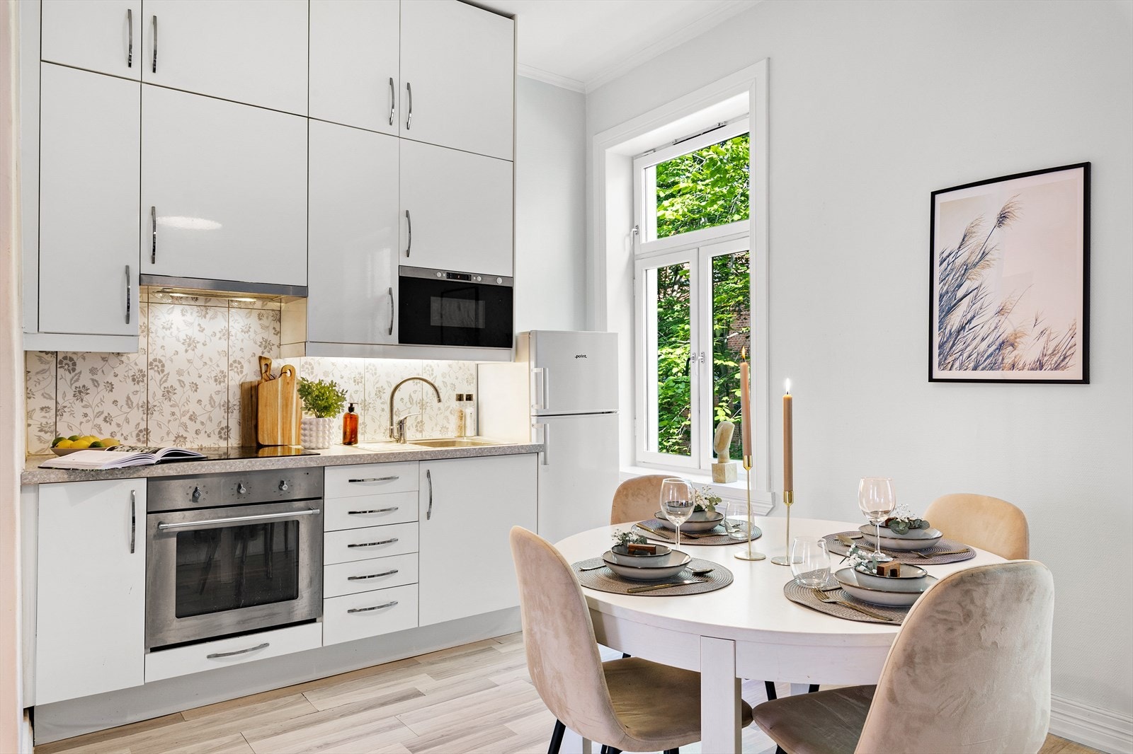 En lekker 3-roms med stor vindusoverflater og sentral beliggenhet. Galleribilde