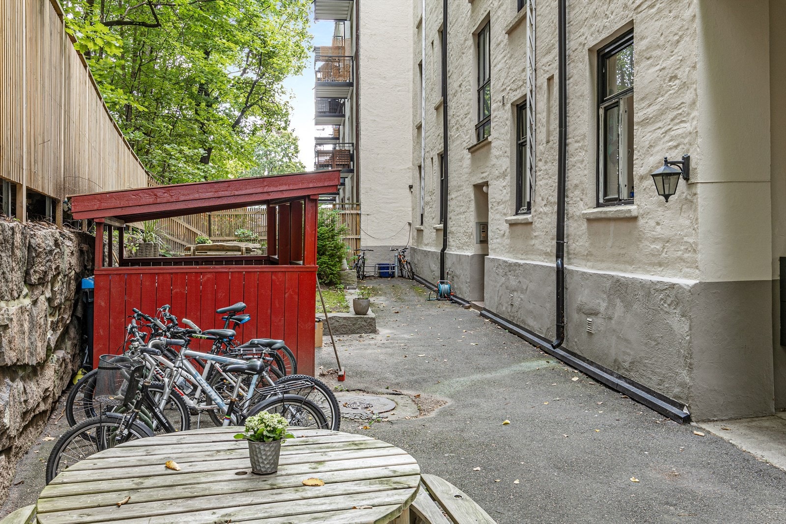 Rolig bakgård med sykkelparkering og sittegrupper. Galleribilde