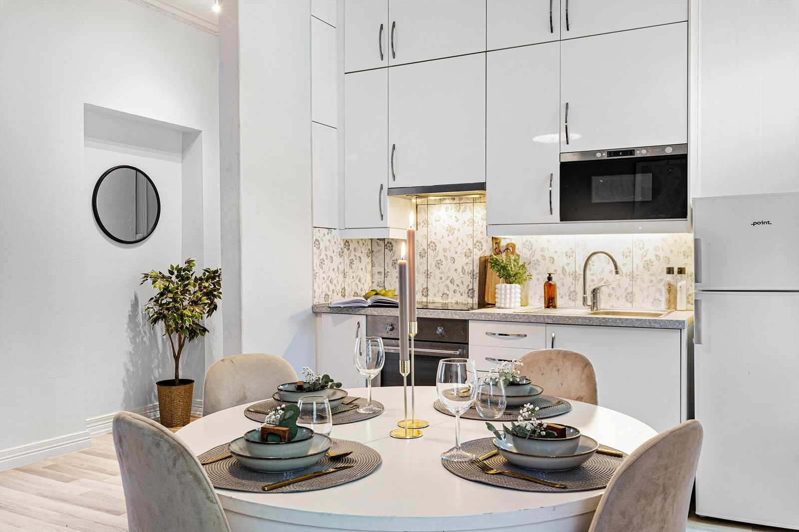 Kjøkken fra 2013 med hvite, glatte fronter og laminert benkeplate. Galleribilde