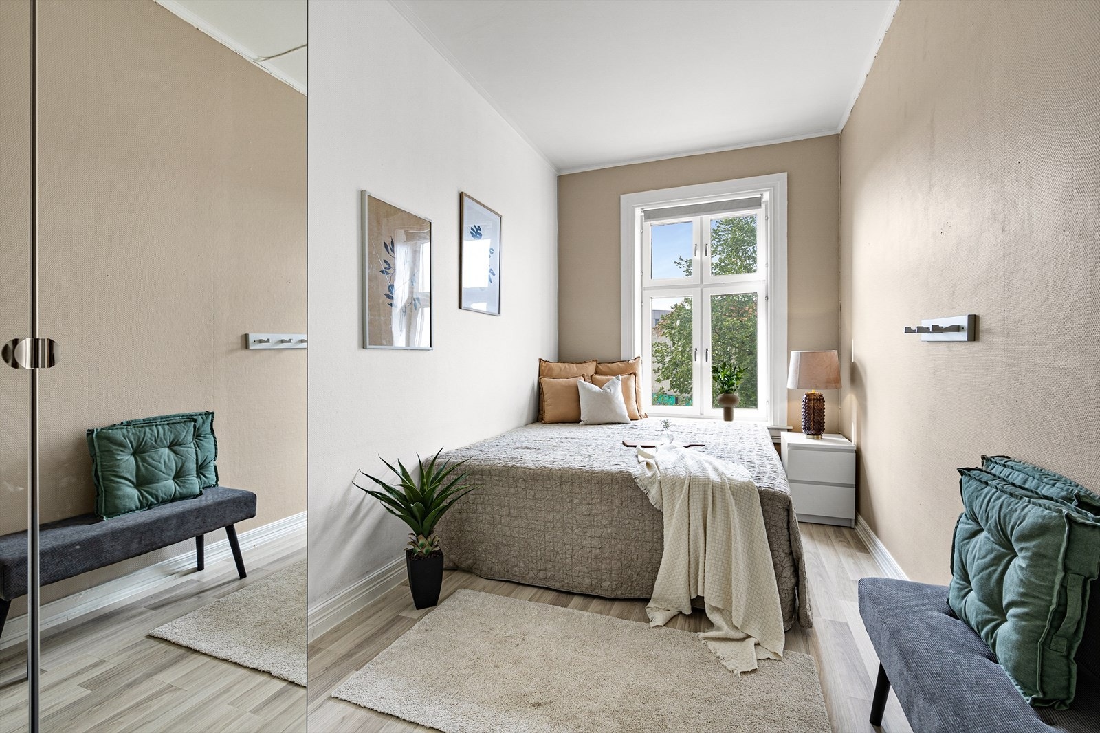 På soverommet er det garderobeskap med speildører. Galleribilde