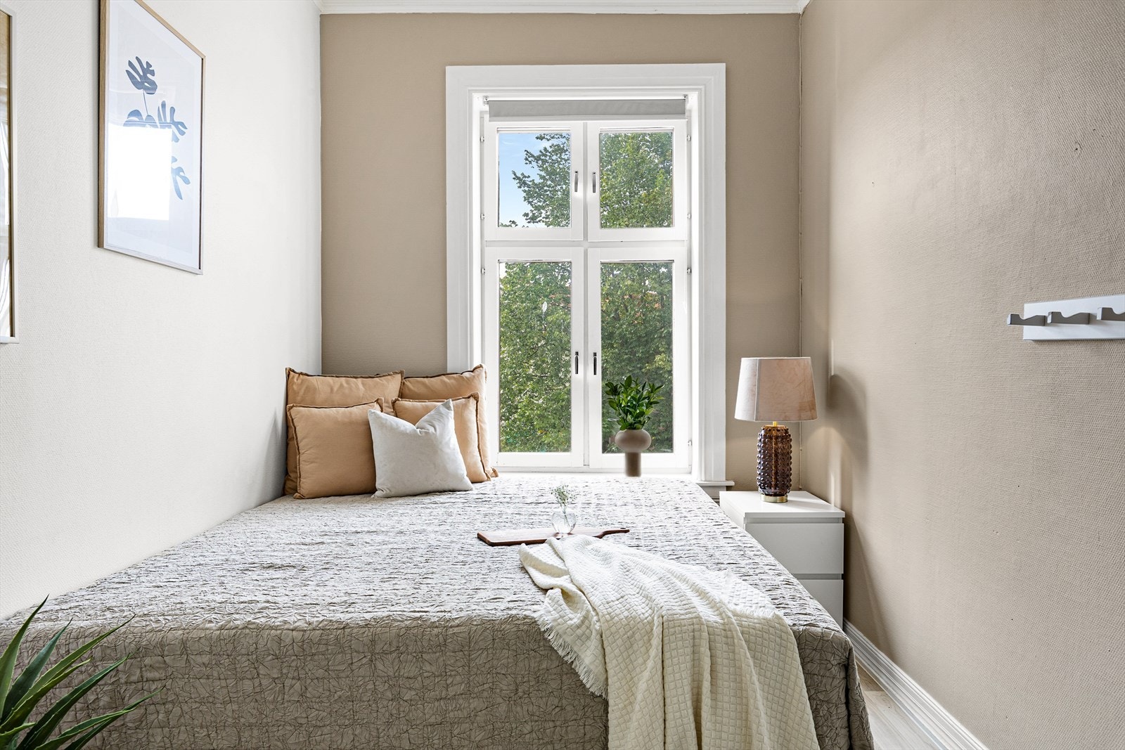 Hovedsoverommet er malt i en behagelig beigetone, har god takhøyde og store vinduer. Galleribilde