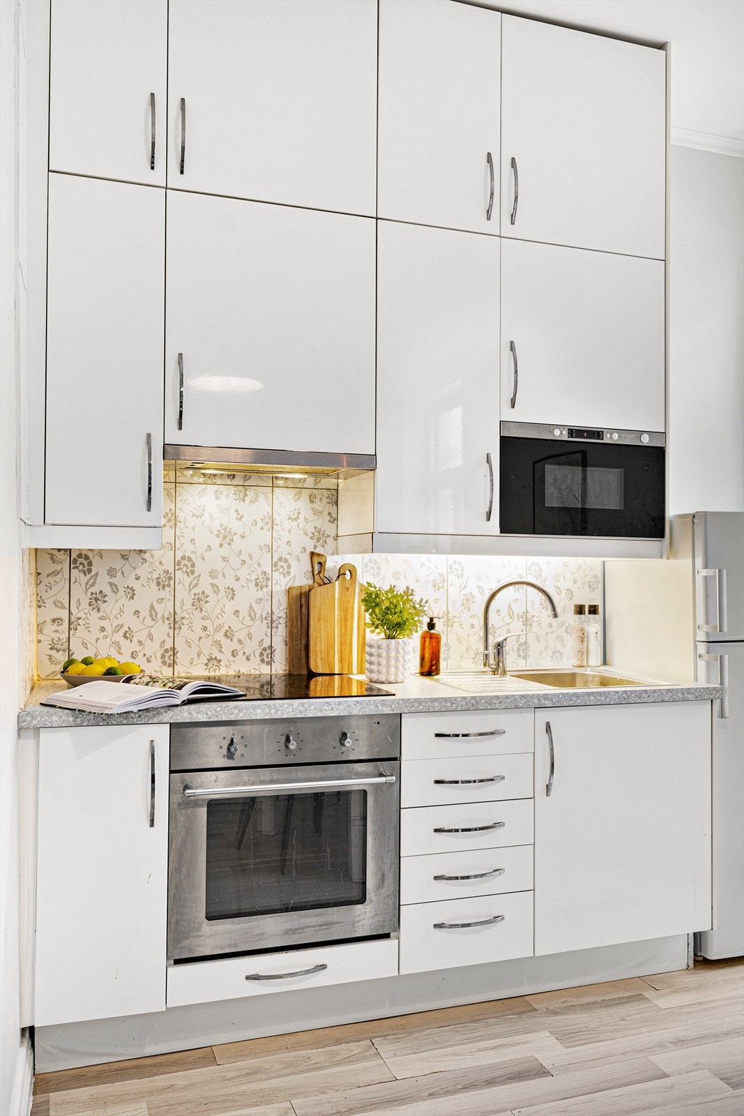 Hvitevarer består av integrert induksjonstopp, stekeovn og frittstående kjøleskap. Galleribilde