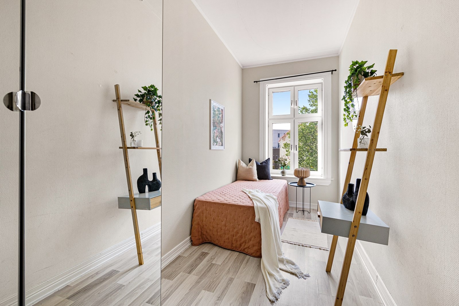 Soverom nr. 2 har også garderobeskap med speildører og kan enkelt innredes etter eget ønske som gjesterom, barnerom eller kontor. Galleribilde