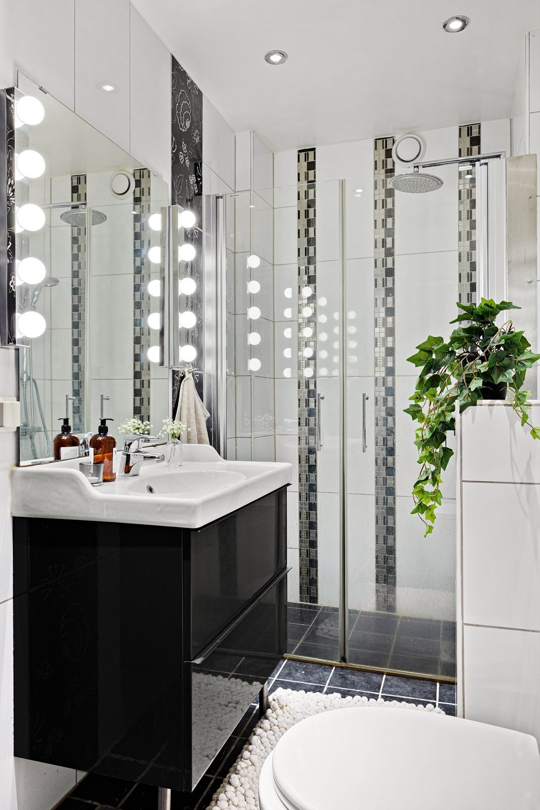 Flislagt bad fra 2013 med varmekabler i gulv. Galleribilde