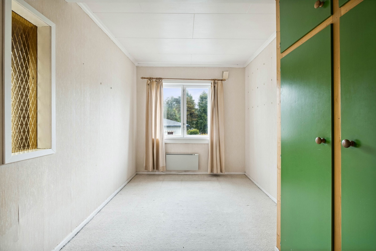 Soverom 3 med plassbygd garderobeskap Galleribilde