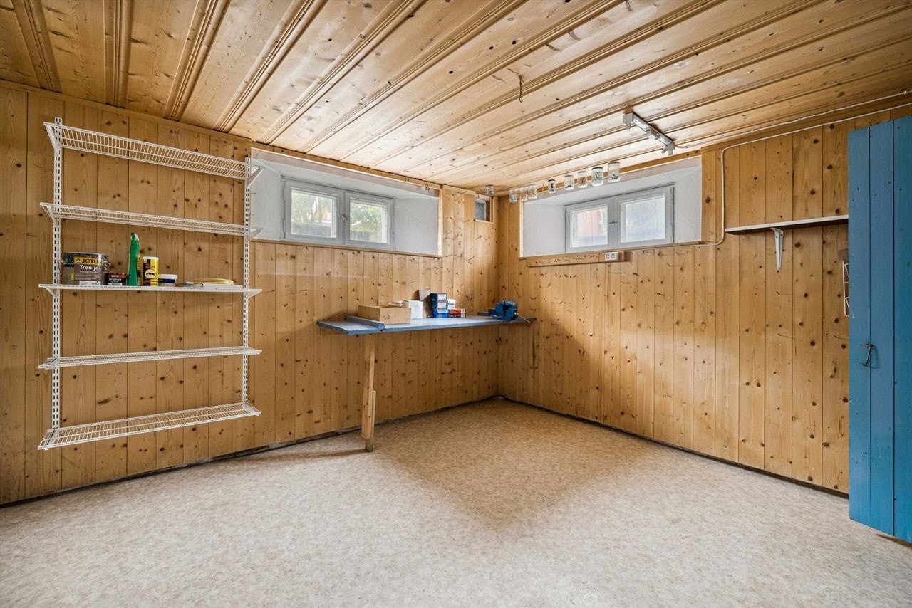 Hobbyrom i kjeller med panel på veggene og belegg på gulvet. Galleribilde