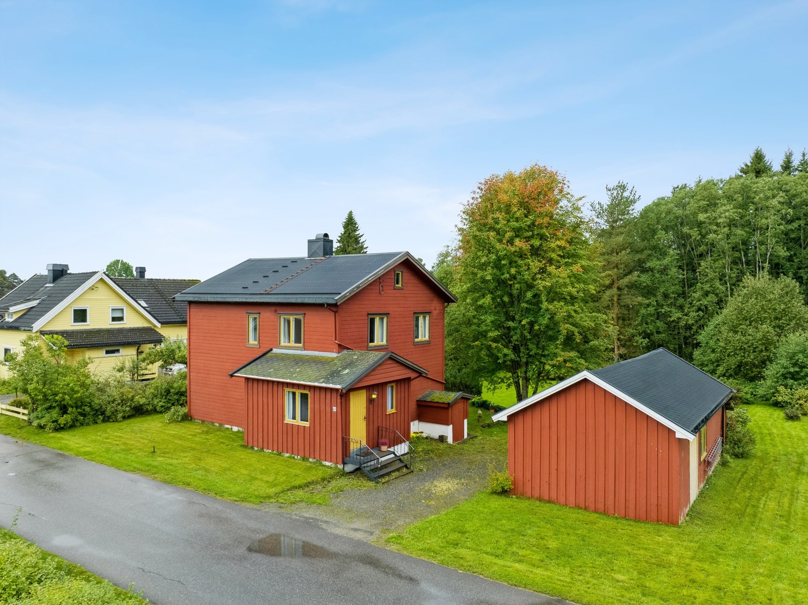 Fasade av boligen og garasjeanlegget. Galleribilde
