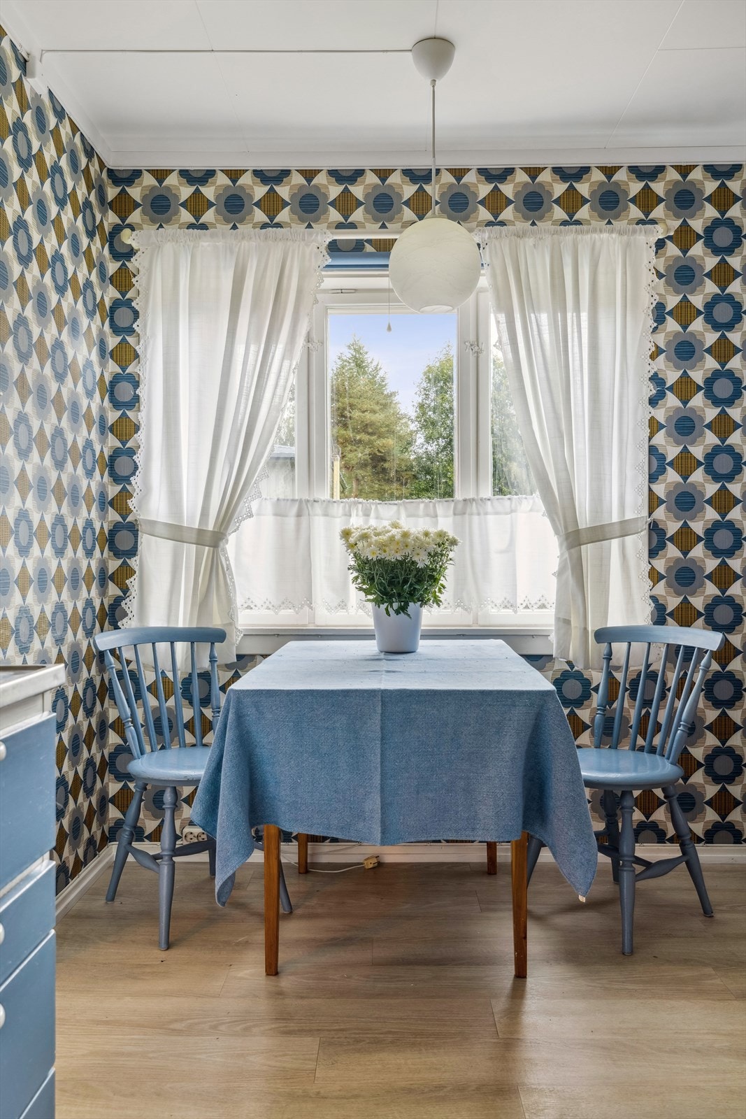 Det er plass til en spisegruppe under vinduet på kjøkkenet, hvor frokosten og morgenkaffen kan nytes. Galleribilde