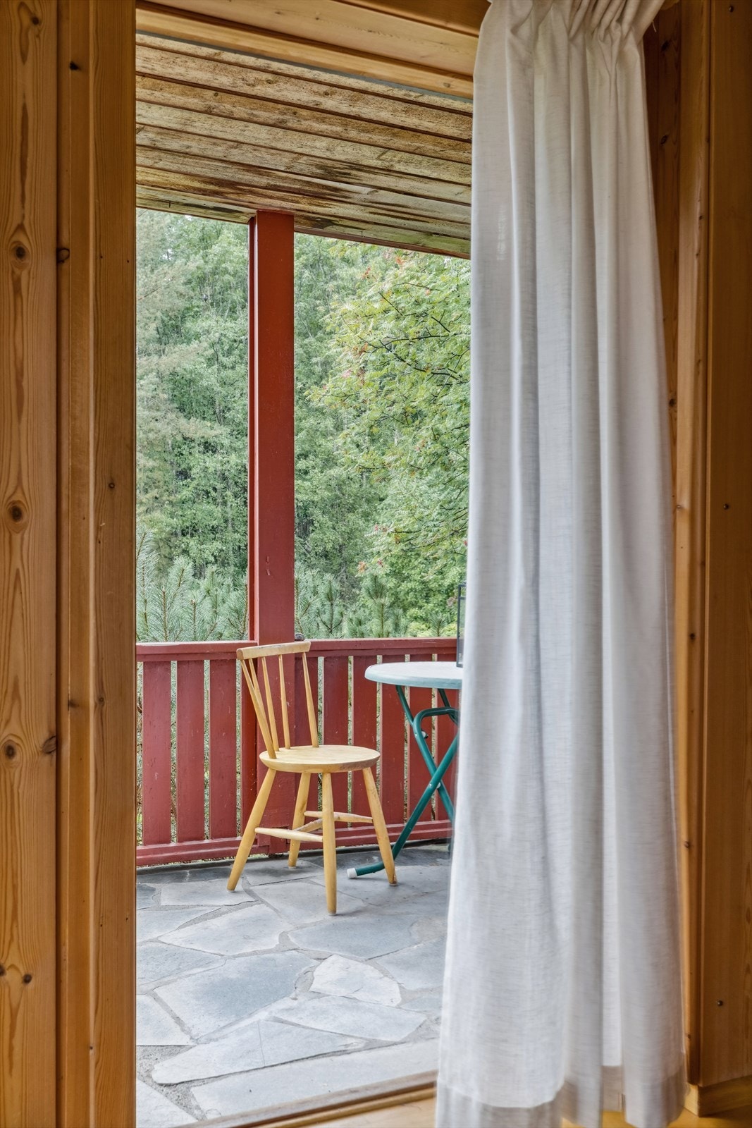 Overbygget terrasse med natur-skiferheller på gulvet. Galleribilde