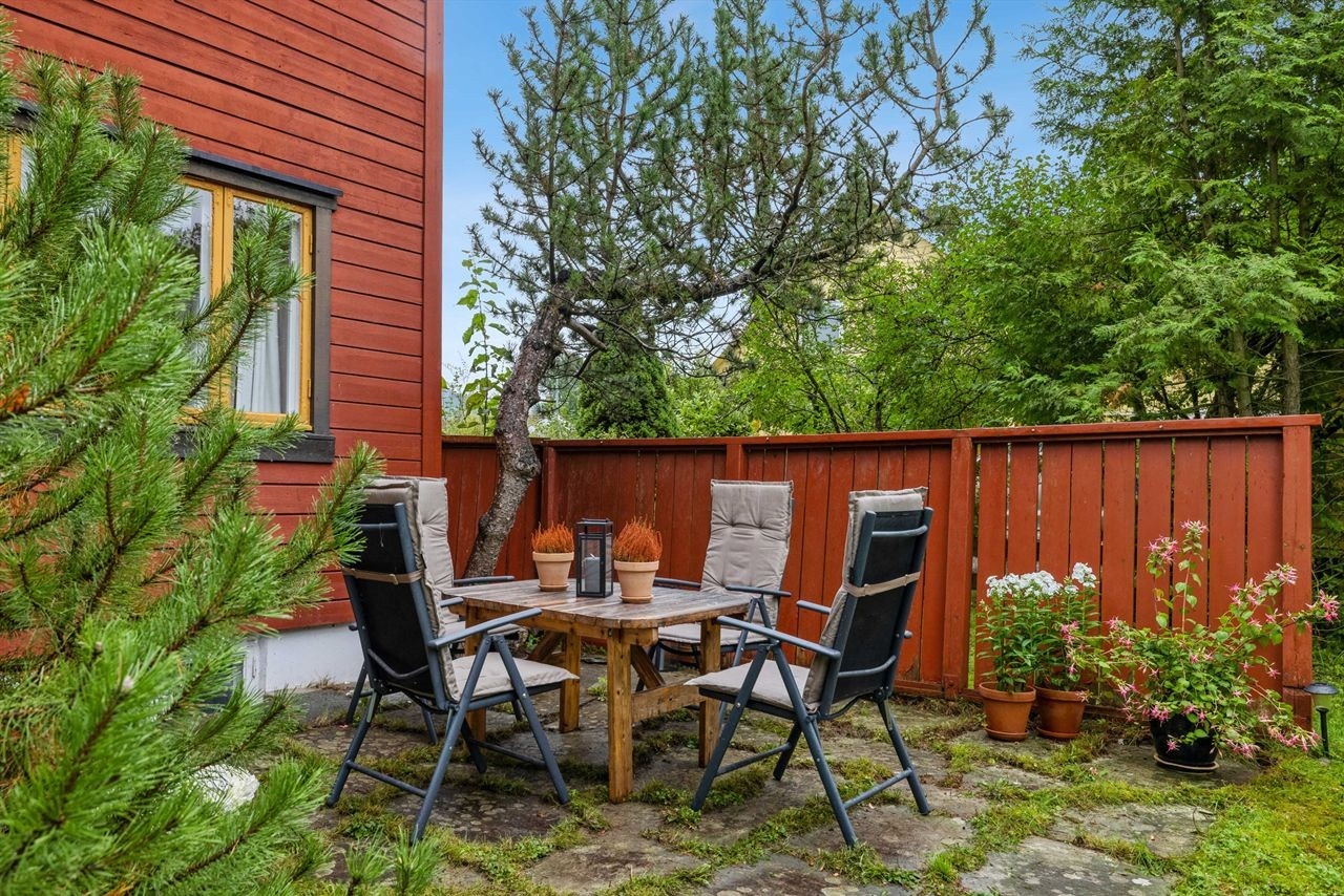 Koselig uteplass med natur-skiferheller som gulv. Galleribilde