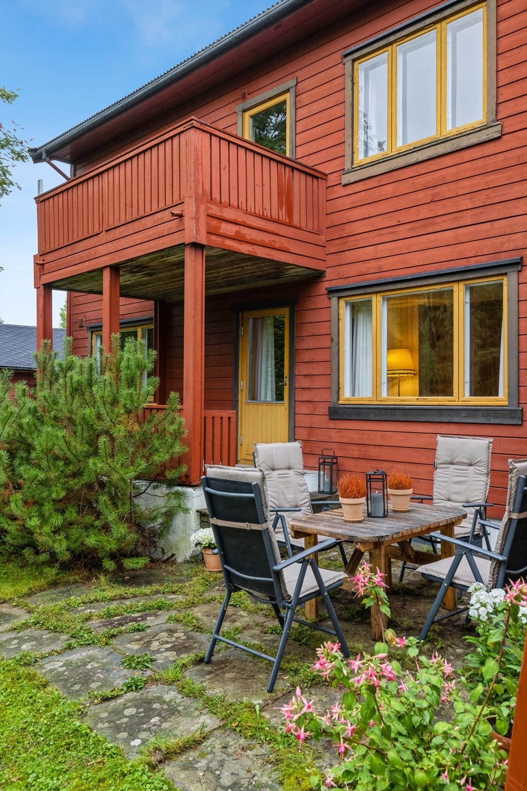 Balkong i 2. etasje og en liten overbygget terrasse i 1. etasje. Galleribilde