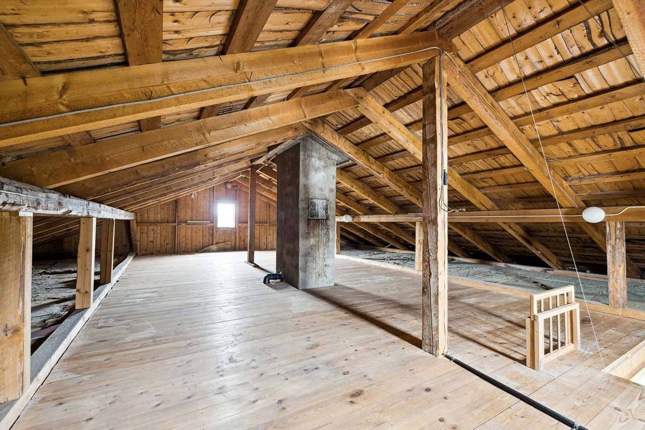Loft med tregulv og åpent bindingsverk i himling. Galleribilde