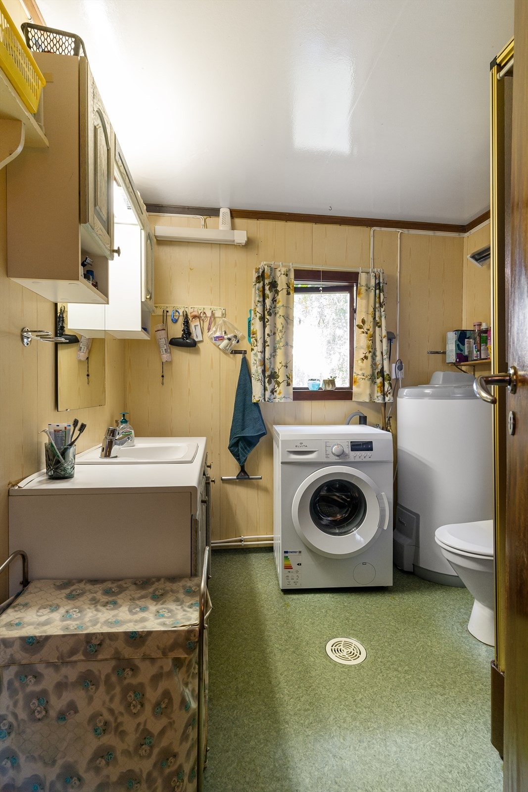 Eldre bad som inneholder innredning med servant, toalett og dusjkabinett. Det er også opplegg til vaskemaskin. Galleribilde