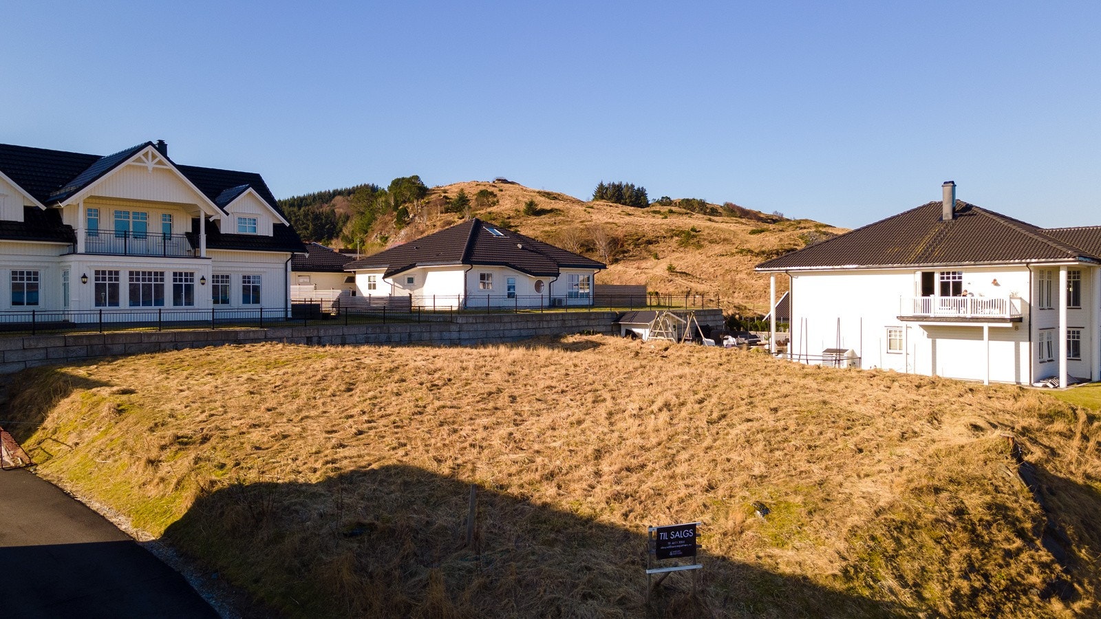 Relativt flat tomt med god adkomst. Galleribilde